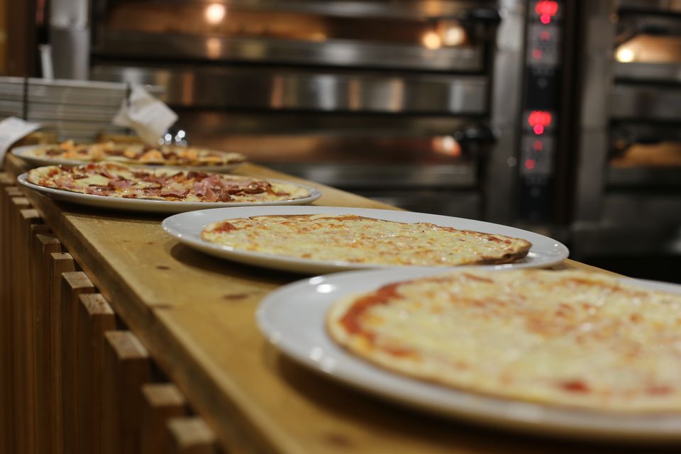 Pizzas na bancada, junto ao forno, na Praia do Vau
