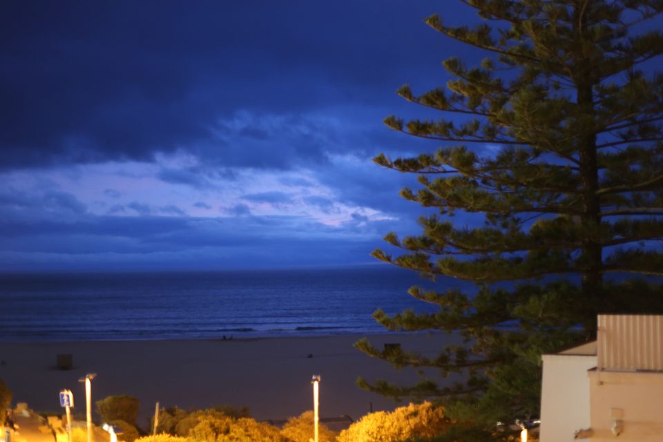 A praia do Vau ao anoitecer, a poucos metros do restaurante