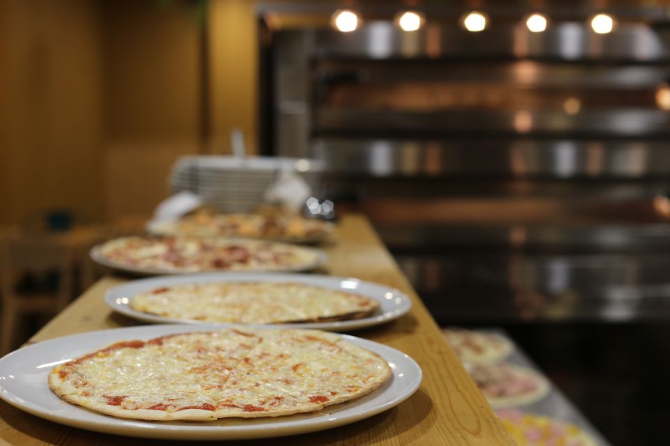 Pizzas acabadas de fazer, junto ao forno da Praia do Vau