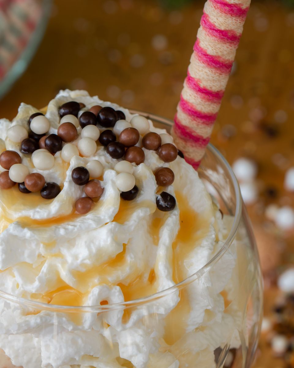 Taça de gelado com chantilly e fruta