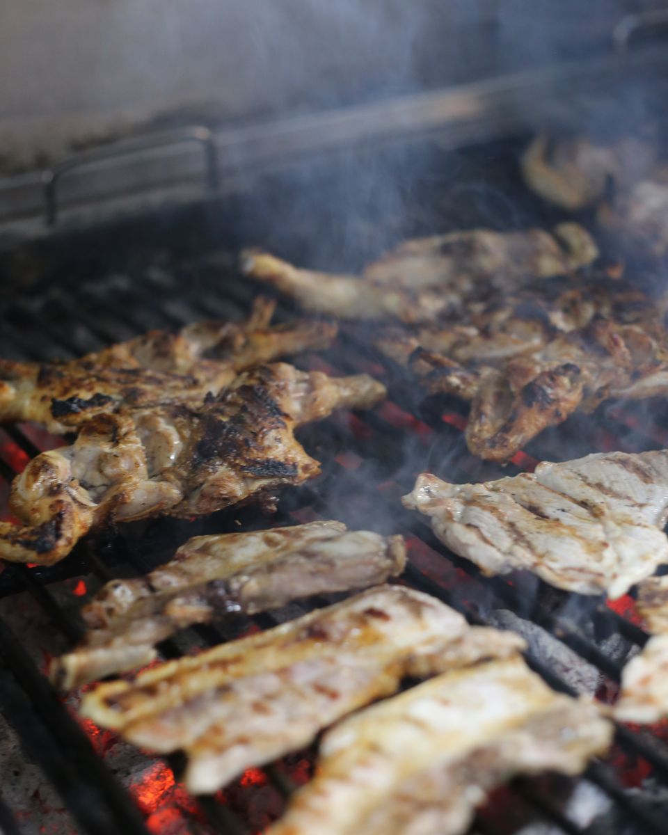 Carne e frango a grelhar sobre a brasa