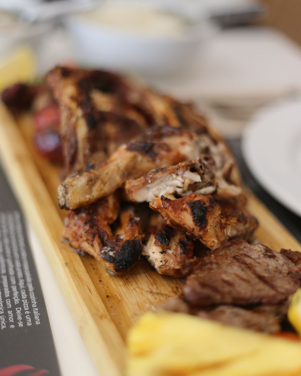 Tábua de carnes grelhadas na brasa