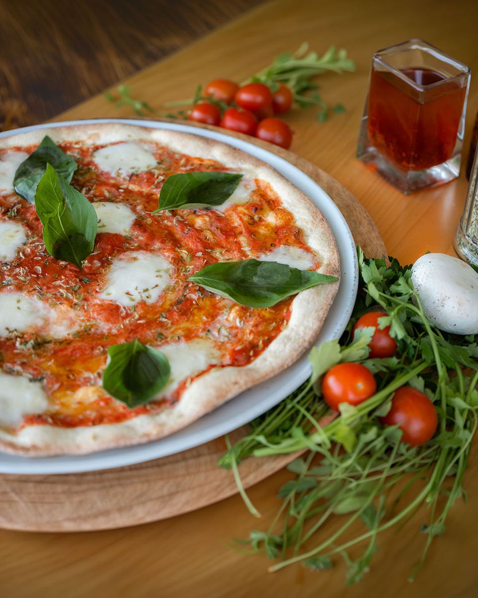 Pizza Marguerita com mozzarella de búfala e manjericão