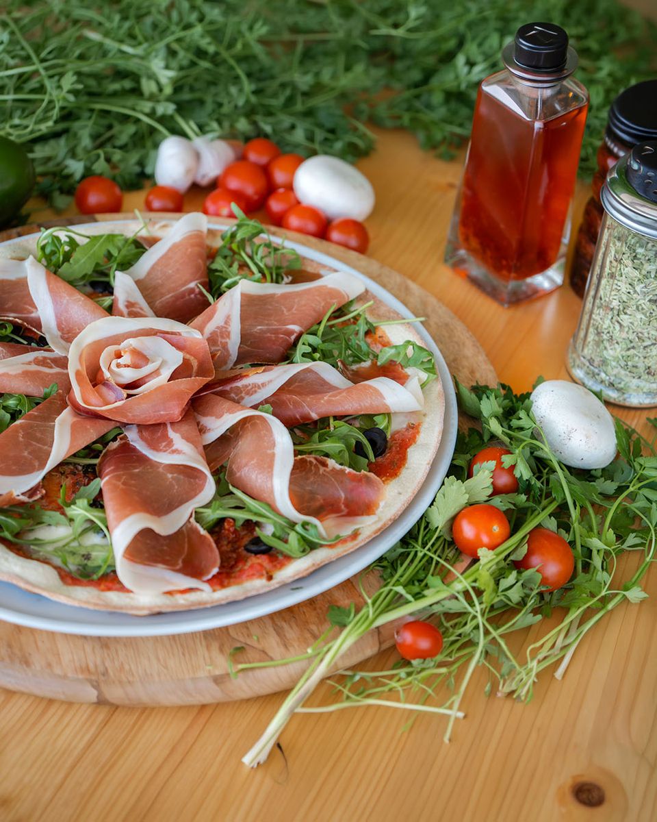 Pizza de presunto serrano com rúcula
