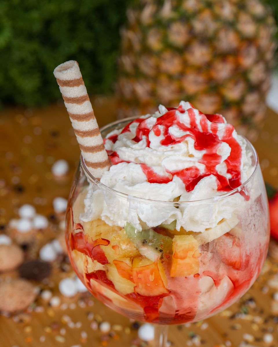 Taça de gelado com chantilly e fruta