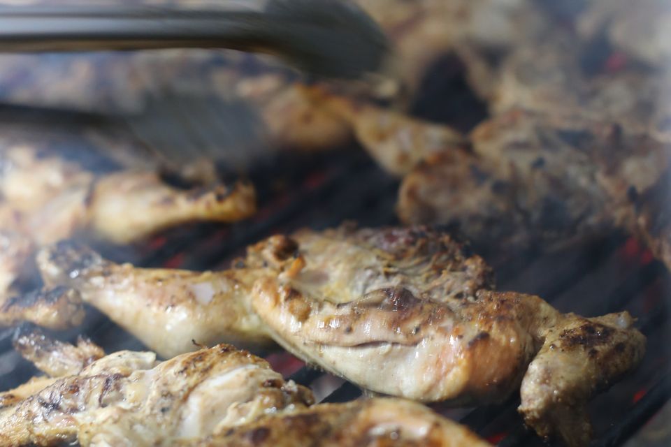 Carne a grelhar sobre a brasa