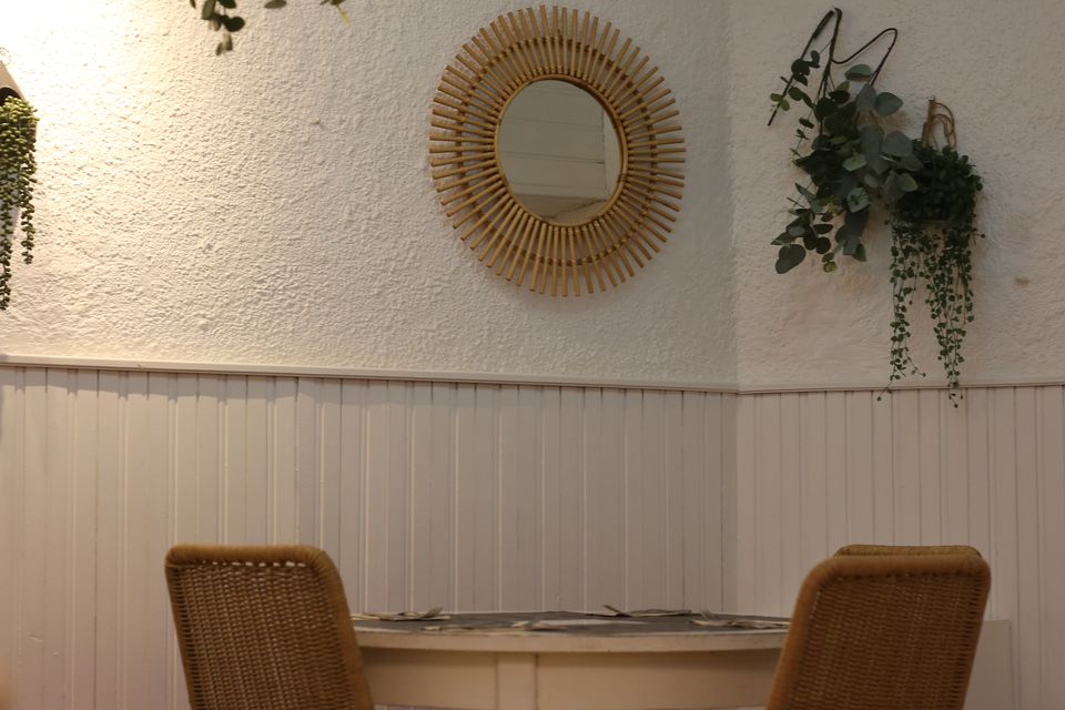 Mesa junto à parede, na sala remodelada do Parchal