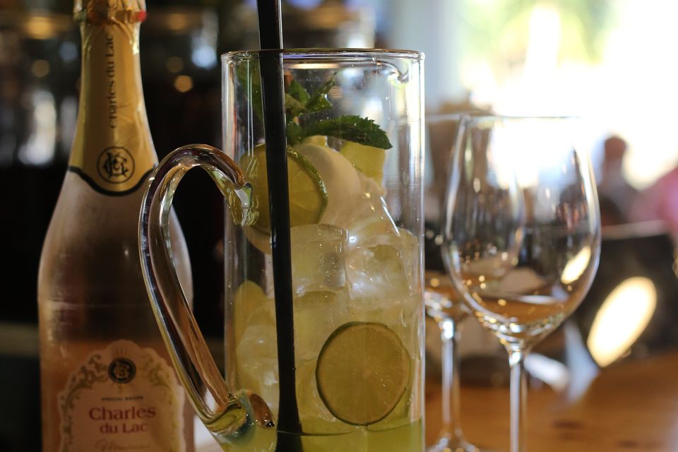 Jarro de sangria de maçã com espumante